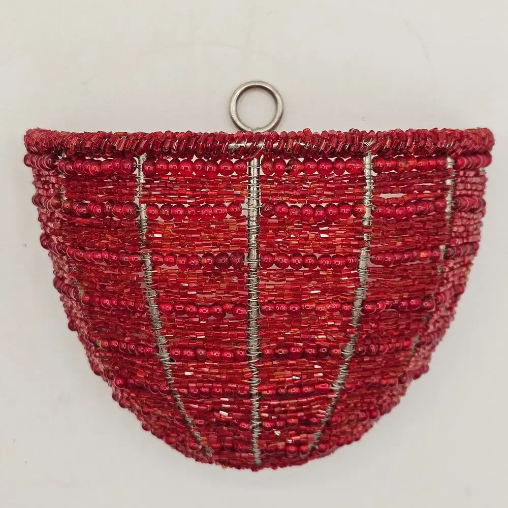 Nobrand beaded wall